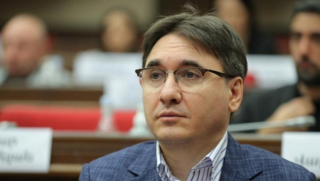 Ermənistan parlamenti corab ipi kimi sökülür: - Növbəti istefa