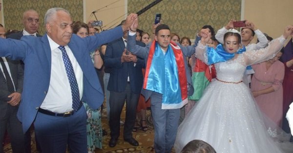 İcra başçısı Vətən Müharibəsi iştirakçısının toyuna bu qədər pul atdı - FOTOLAR