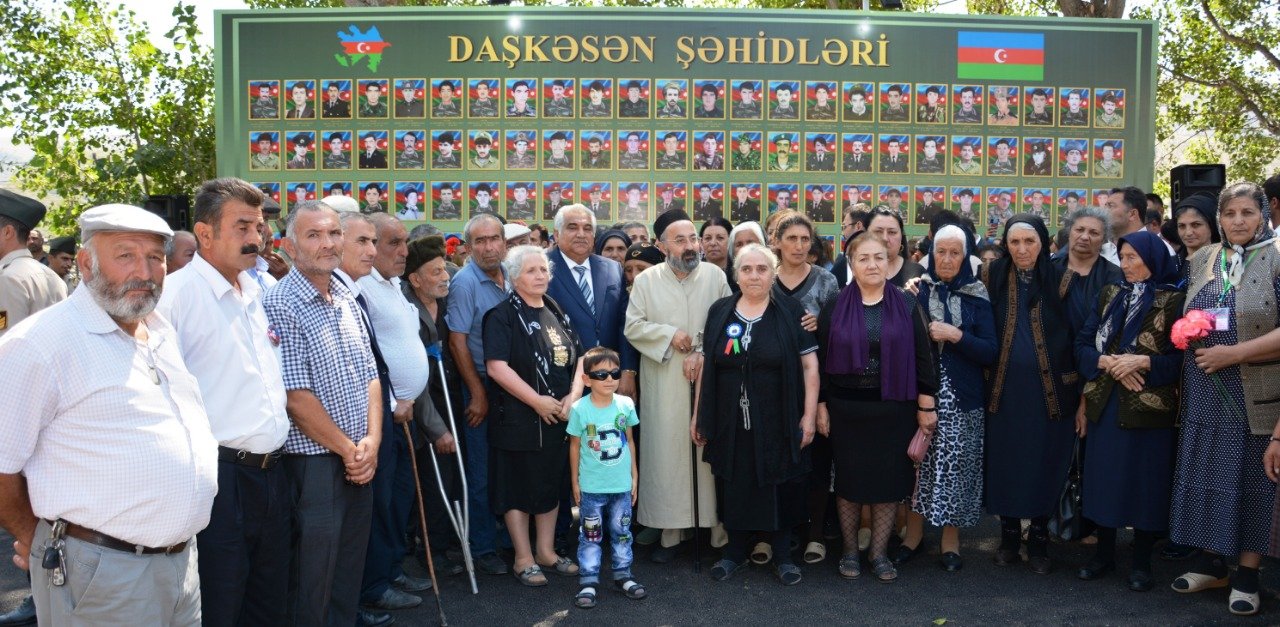 DAŞKƏSƏNDƏ ŞƏHİD VALİDEYNLƏRİ VƏ QAZİLƏR ÜÇÜN YENİ TİKİLMİŞ GÖRÜŞ YERİ VƏ ŞƏHİDLƏRİN XATİRƏ GUŞƏSİNİN AÇILIŞI KEÇİRİLİB - FOTO\VİDEO