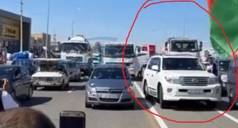 Şəhidlərin anma anını pozan sürücü kimdir? - VİDEO