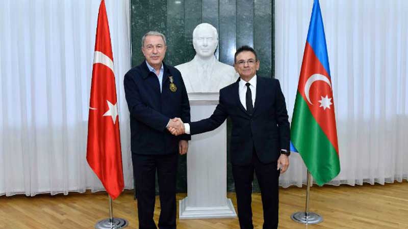 Mədət Quliyev Hulusi Akarı medalla təltif etdi