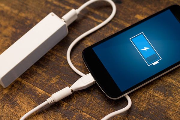 İş yerində telefonların enerji ilə doldurulması qadağan edildi - Bu ölkədə