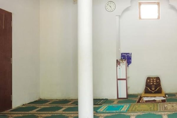 BİABIRÇILIQ! Qadın imam ərini məsciddə başqa biri ilə tutdu - VİDEO