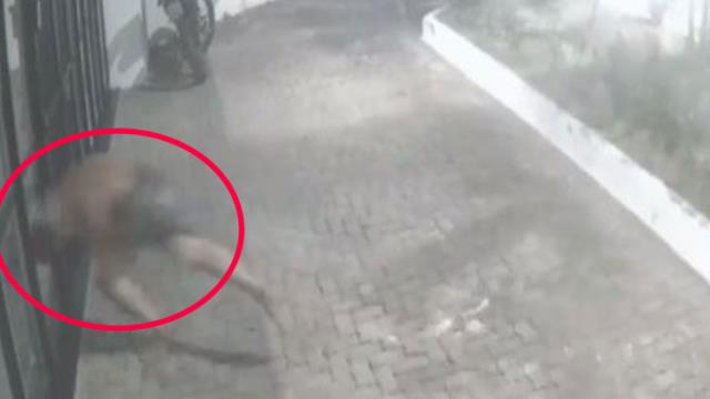 Qonşusunu zorlayan kişi hadisə yerində öldü - ŞOK VİDEO
