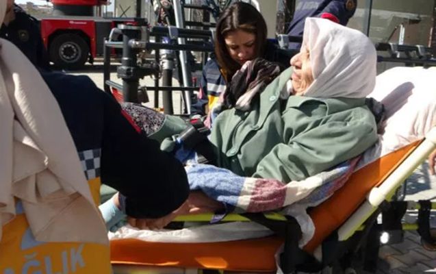 384 saat sonra möcüzə... - 90 yaşlı qadın və oğlu xilas edildi