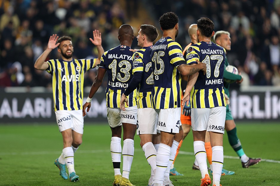 “Fənərbaxça”dan Mahir Emrelinin komandasına 4 cavabsız qol