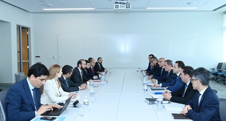 Ceyhun Bayramov və Ararat Mirzoyan arasında ikitərəfli görüş başlayıb - FOTO