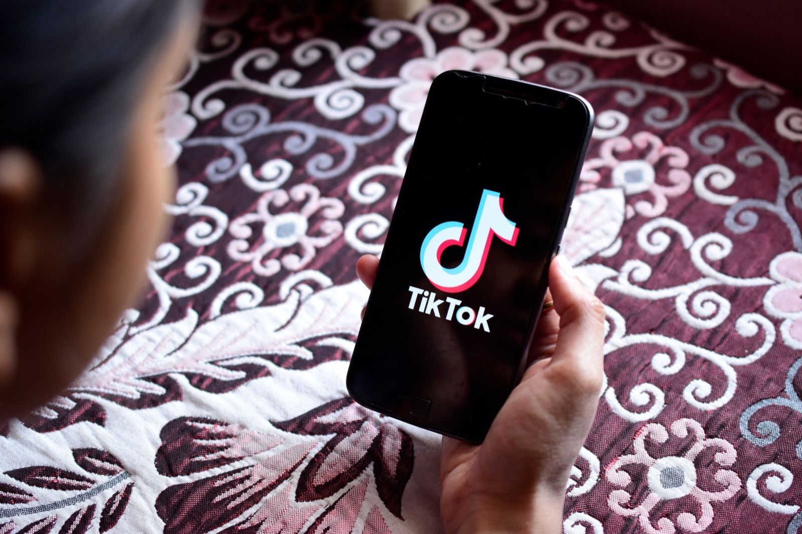 Niyə bəzi ölkələr TİKTOKU qadağan edir - İnsanın beynini iflic edir