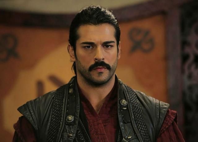 Məşhur aktyor Burak Özçiviti "topa tutdu": "Qulağımdakı qıl qədər dəyəri yoxdur!"