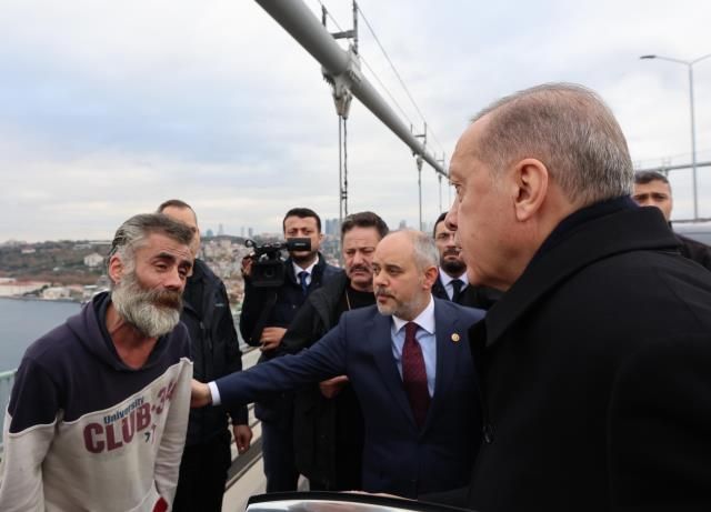 Ərdoğan özünü körpüdən atmaq istəyən şəxsi xilas etdi - FOTO/VİDEO