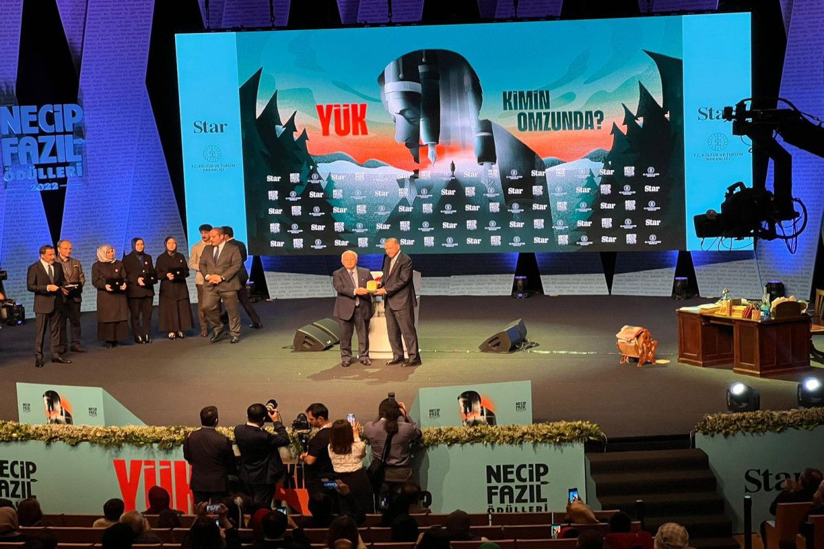 Ərdoğan Elçin Əfəndiyevə “Necip Fazıl” mükafatını verdi - FOTO