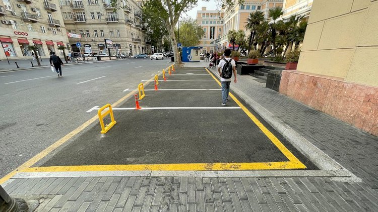 Məmur Bakının mərkəzində ağacları kəsib avtomobil dayanacağı düzəldib –Azər Qərib "bu harınlığın pikidir" yazdı (FOTOLAR)
