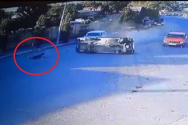 Ağdam-Ağcabədi yolunda dəhşətli qəza: Avtomobil piyadanı vuraraq öldürdü - VİDEO