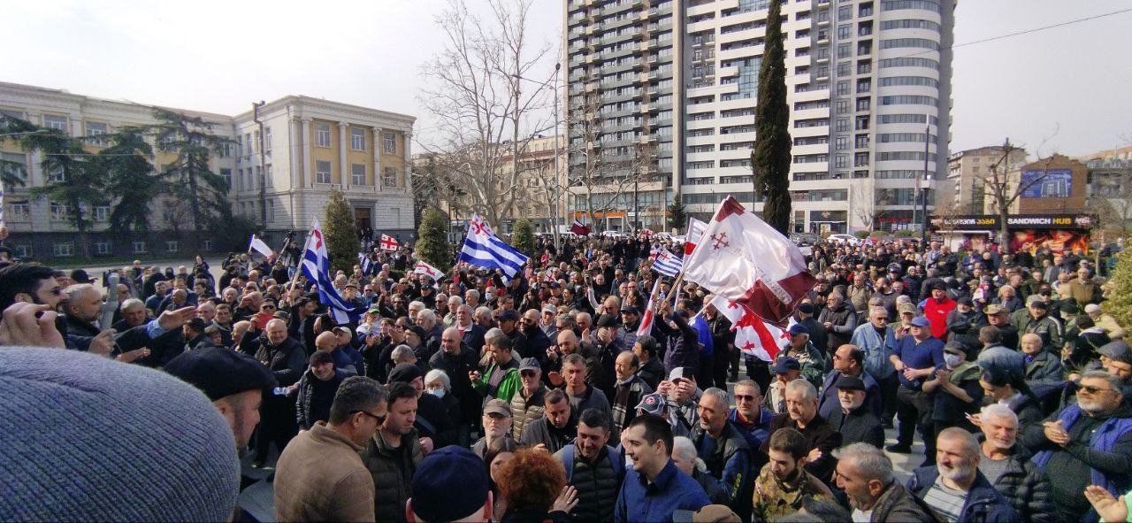 Gürcüstanda Kremlyönlü "Alt-İnfo" təşkilatı parlamentin qarşısında Aİ bayrağını yandırdı