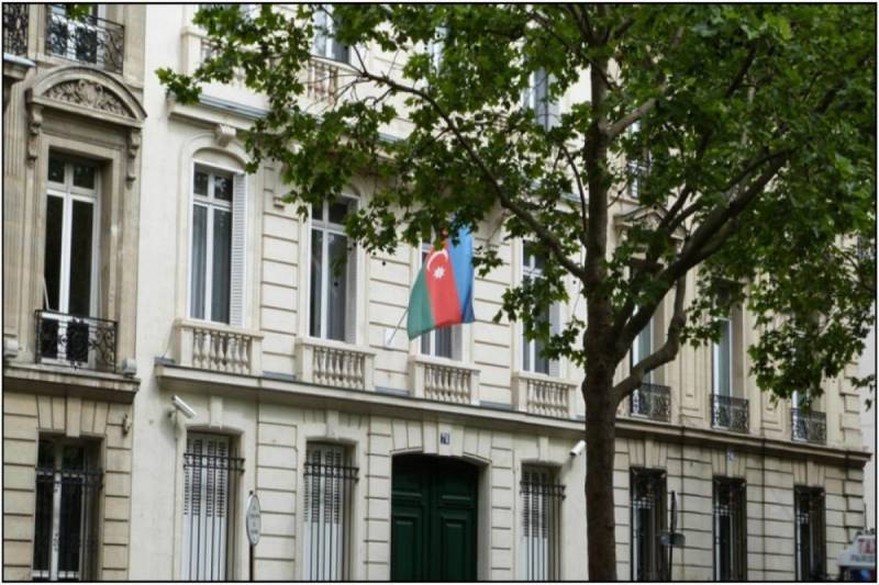 Bir qrup radikal erməni Fransada Azərbaycan səfirliyinin binasına qırmızı rəngli boya atdı
