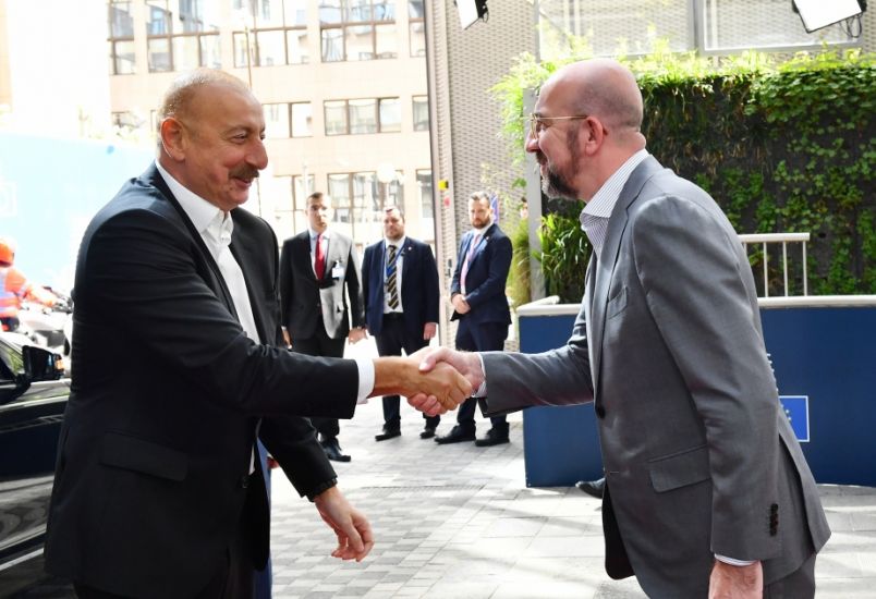 Brüsseldə Prezident İlham Əliyevin Avropa İttifaqı Şurasının Prezidenti Şarl Mişellə görüşü olub - YENİLƏNDİ