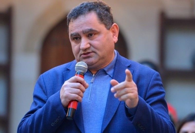 Deputatdan Təhsil İdarəsinin müdirinə şok ittiham: “Psixi durumu yerində olmayan bir qeyri- ixtisas sahibinin təhsildə nə işi var?!”