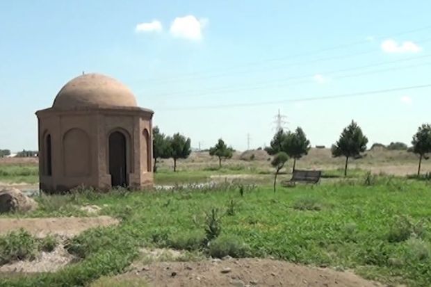 Gəncədə su içində batan abidəyə baxan yoxdur - VİDEO