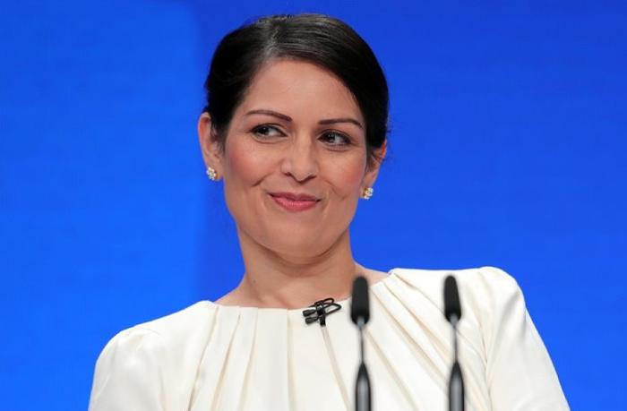 Böyük Britaniyanın daxili işlər naziri istefa verdi