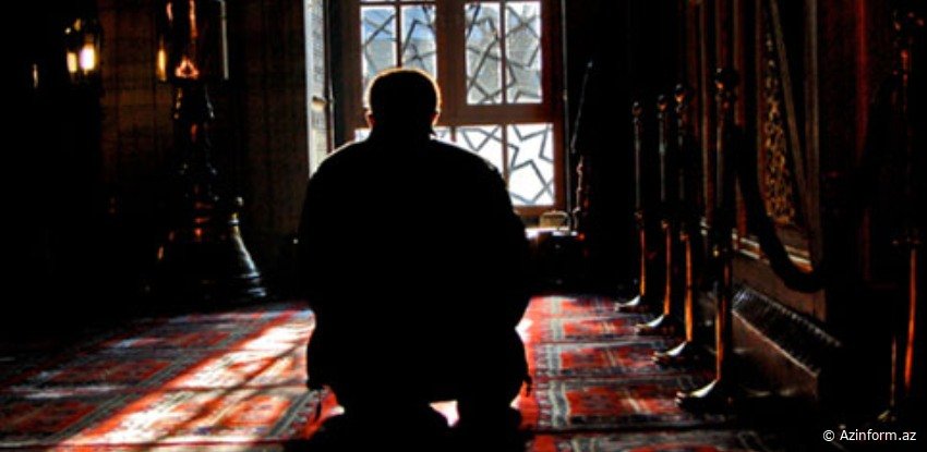 BAKIDA ŞOK HADİSƏ: İbadət edən şəxs Azərbaycan dilində namaz qıldı - VİDEO