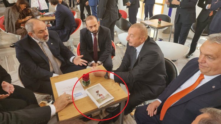 Liderlərin masasındakı kitab hansı mesajı verir?