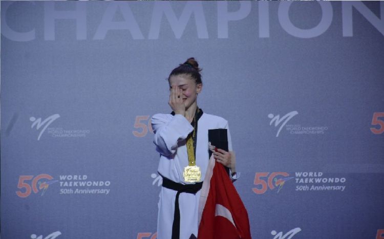 Türkiyəli taekvondoçu Bakıda dünya çempionu oldu