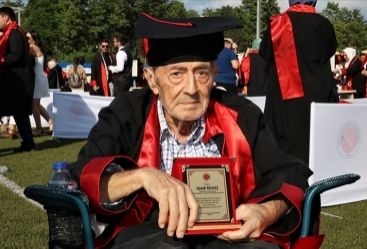 82 yaşlı kişi məzun oldu