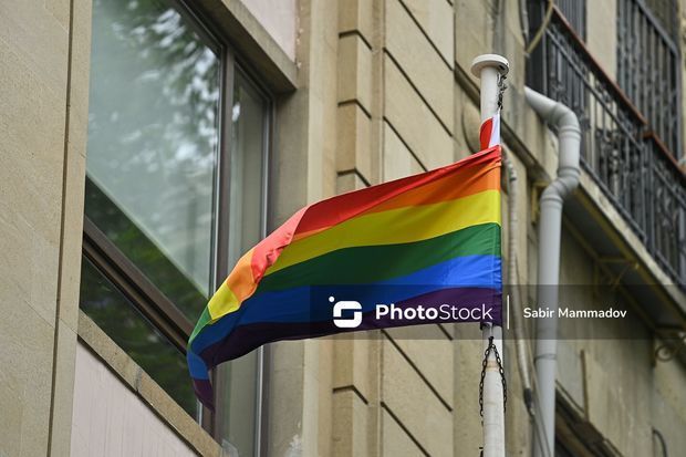 LGBT bayrağı “Landmark Hotel Baku”nun qarşısında...