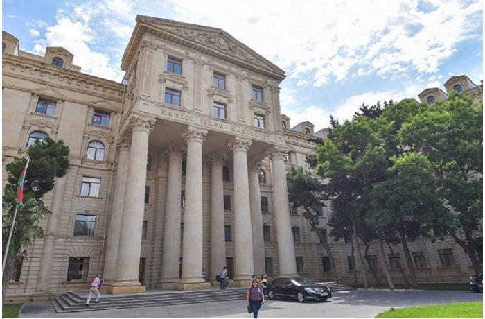 XİN fransalı nazirə belə cavab verdi
