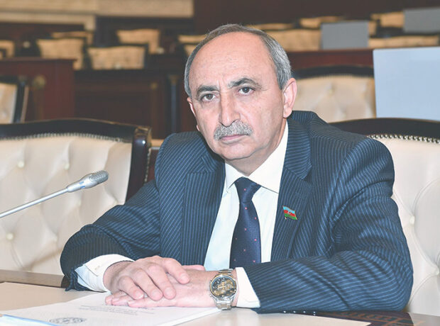 Əziz Ələkbərli: “Qaçqınlardan yığılmış Ermənistan pasportları bizim üçün ən tutarlı sənəd olacaq”