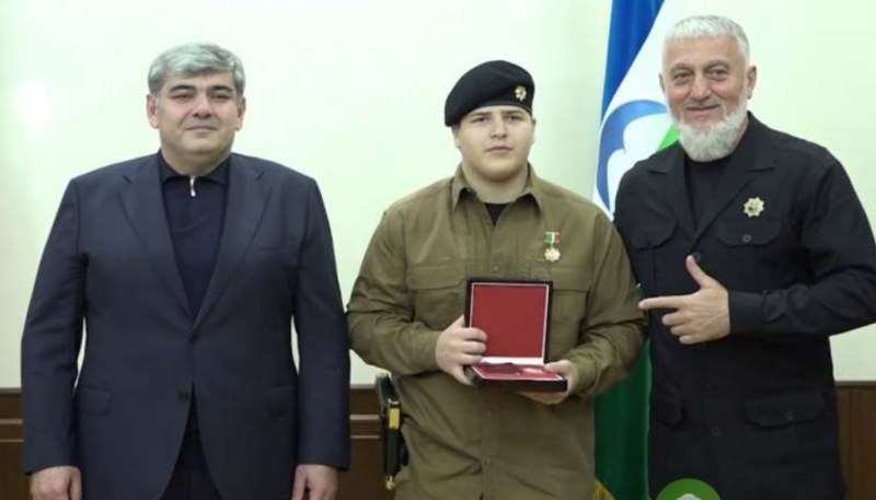 Kadırovun 15 yaşlı oğlu mükafat almağa qızıl tapança ilə gəldi - FOTO