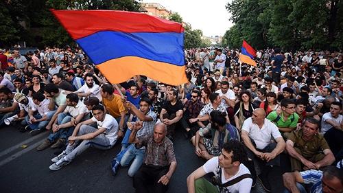 İrəvanda Paşinyana qarşı etiraz: Yollar bağlandı