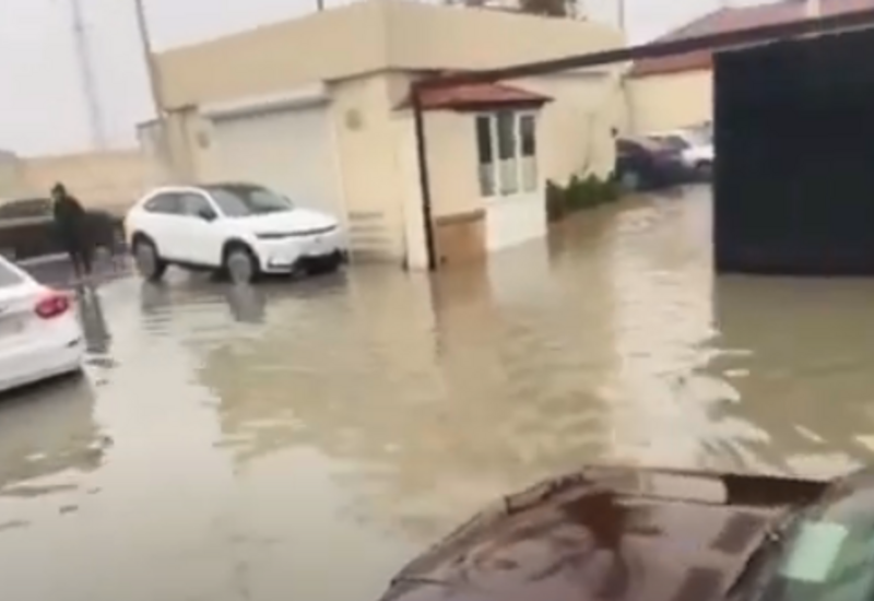 Küçəni su basdı, qadının həyəcandan ürəyi dayandı - VİDEO