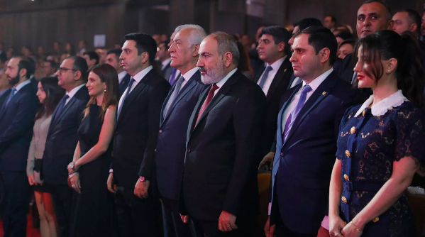 Paşinyanın komandasında qarşıdurma böyüyür: Onu kimlərin əli ilə devirmək istəyirlər?