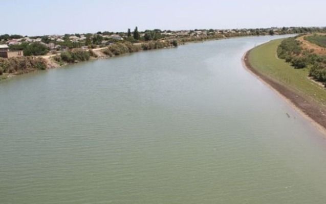 Polis özünü çaya atmaq istəyən şəxsi xilas etdi