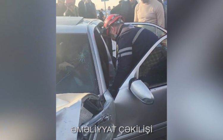 İki maşın toqquşdu, sərnişinlər köməksiz vəziyyətdə qaldı - VİDEO