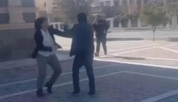 Naxçıvanda qadın küçənin ortasında kişini döydü - Video