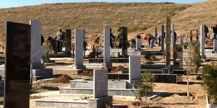 Azərbaycanda qəbiristanlıqda biabırçılıq: qəbrə hücum çəkdilər - VİDEO