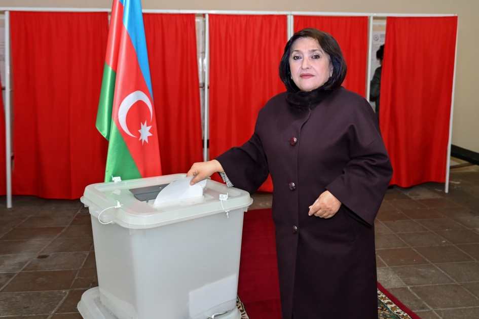 Milli Məclisinin sədri Sahibə Qafarova fevralın 7-də 11 saylı seçki məntəqəsində səs verib