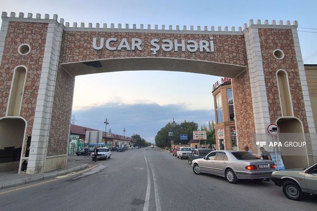 Ucarda şəhərin giriş qapısının üstünə çıxan şəxs yıxılıb, xəsarət alıb