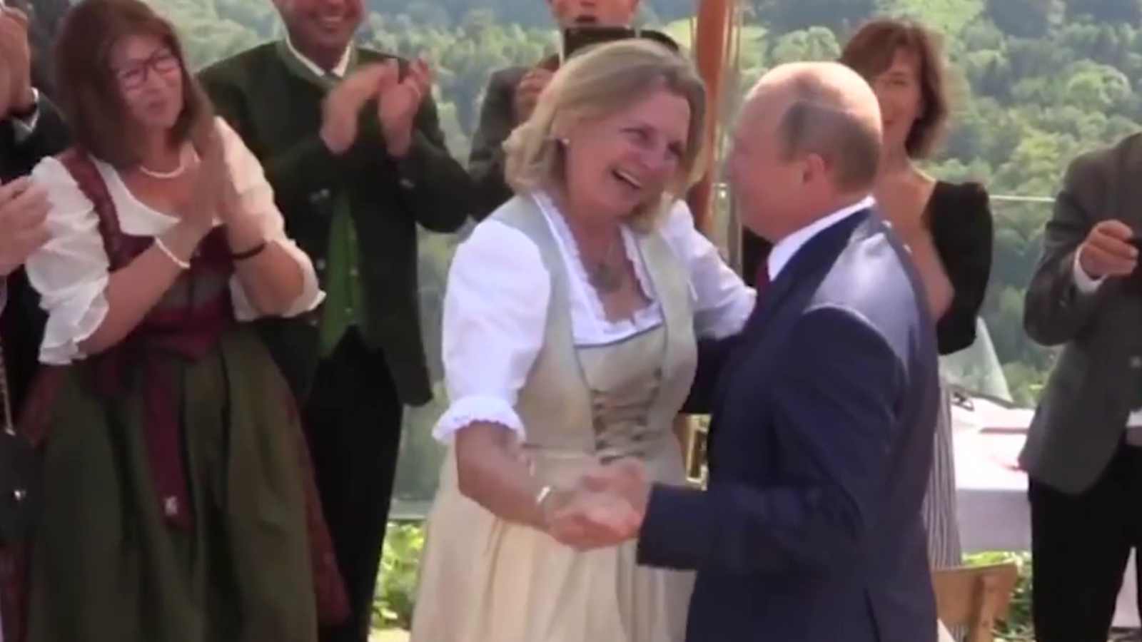 Avroparlament Putinin dostları-Gerhard Şröderlə Karin Knayslı "sanksiya siyahısı"na salmaq üzrədir
