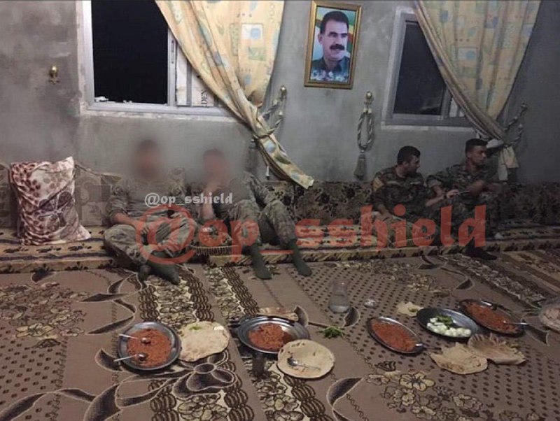 ABŞ əsgərləri ilə PKK terrorçuları bir süfrə arxasında "duz-çörək kəsirlər" / FOTO