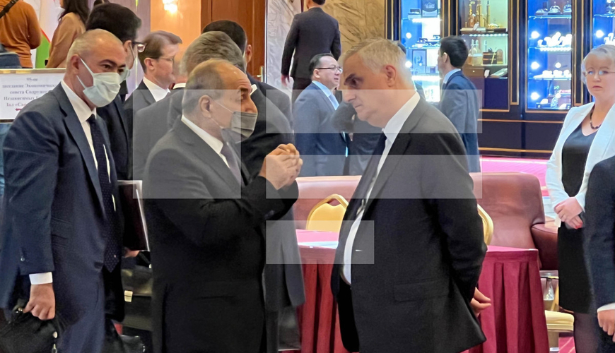 Yaqub Eyyubov və Paşinyanın müavini ayaqüstü söhbət ediblər - FOTO