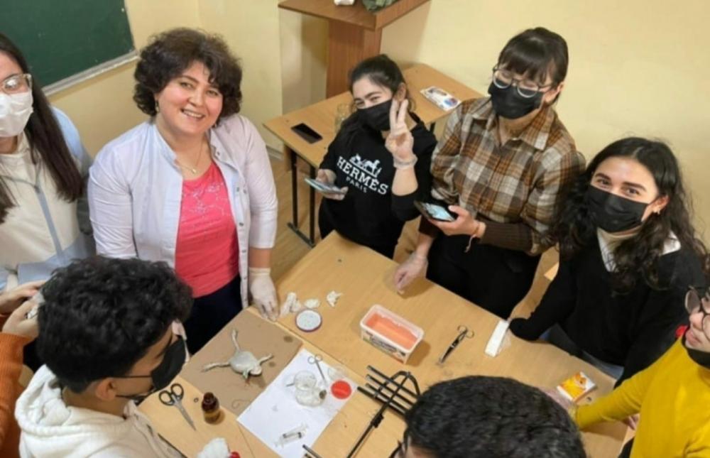 Qurbağaya işgəncə verməsi xəbəri ilə gündəmə gələn direktor DANIŞDI