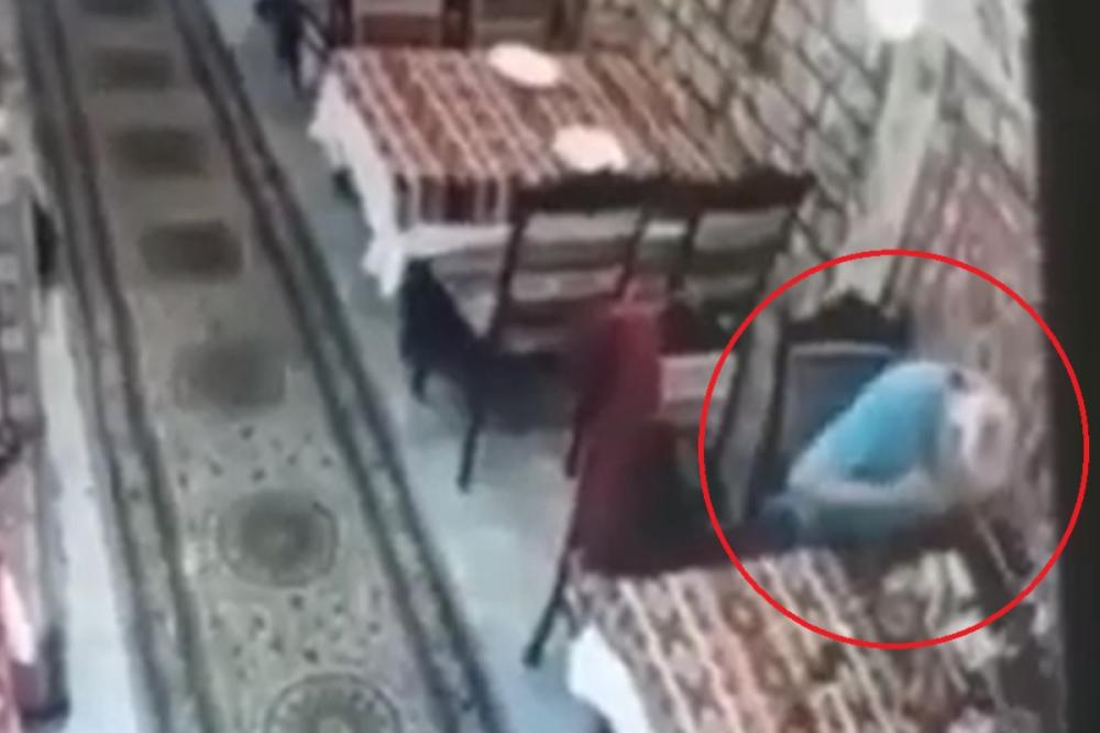 Bakıda kişi restoranda yemək yeyərkən boğuldu - VİDEO