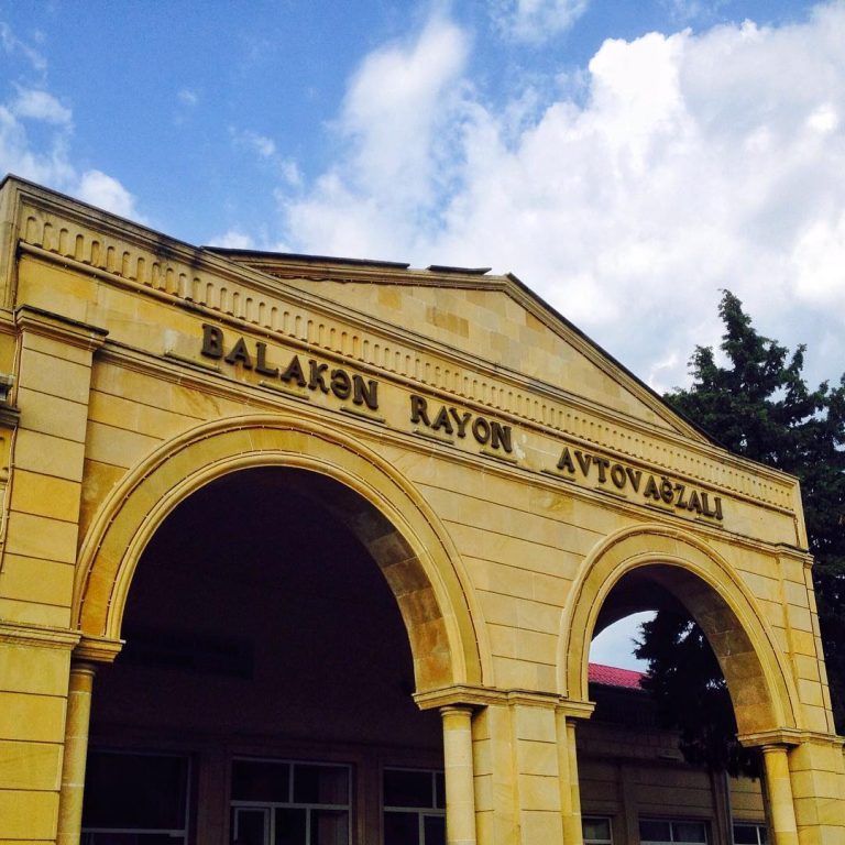 BALAKƏN AVTOVAĞZALINDA ŞOK MAXINASIYA: Ölkə rəhbərinin açılışında iştirak etdiyi avtovağzalın rəhbərliyi, kassirin əmək haqqı kartının “arxasına keçib” – ŞOK FAKTLAR