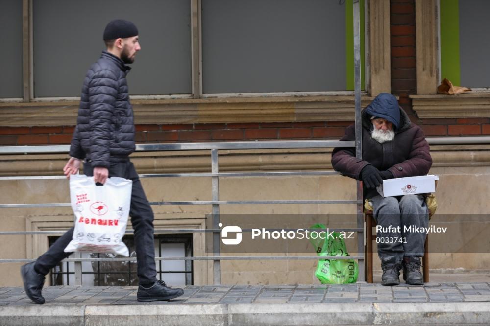 Qadın kilsədən pulla aldığı kişini döyərək diləndirir: “Ölsə, birini də gətirəcəyəm” - İDDİA + FOTO