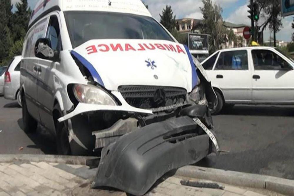 Masallıda təcili yardım avtomobili qəzaya düşüb - Xəstə ölüb, həkimlər xəsarət alıb