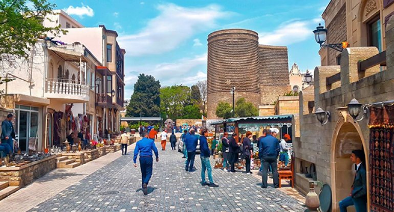 İçərişəhərdə söyüş söydü, cəzalandırıldı
