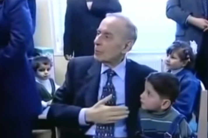 İnternat şəhidinin uşaqkən Heydər Əliyevə himn oxuduğu GÖRÜNTÜLƏRİ  